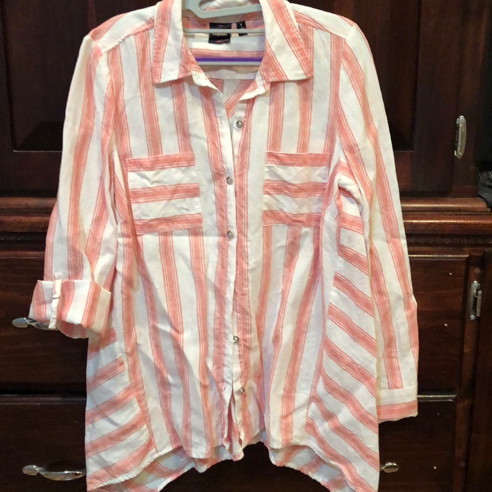 Cute Rafaella Linen shirt Looks good w/ leggings!